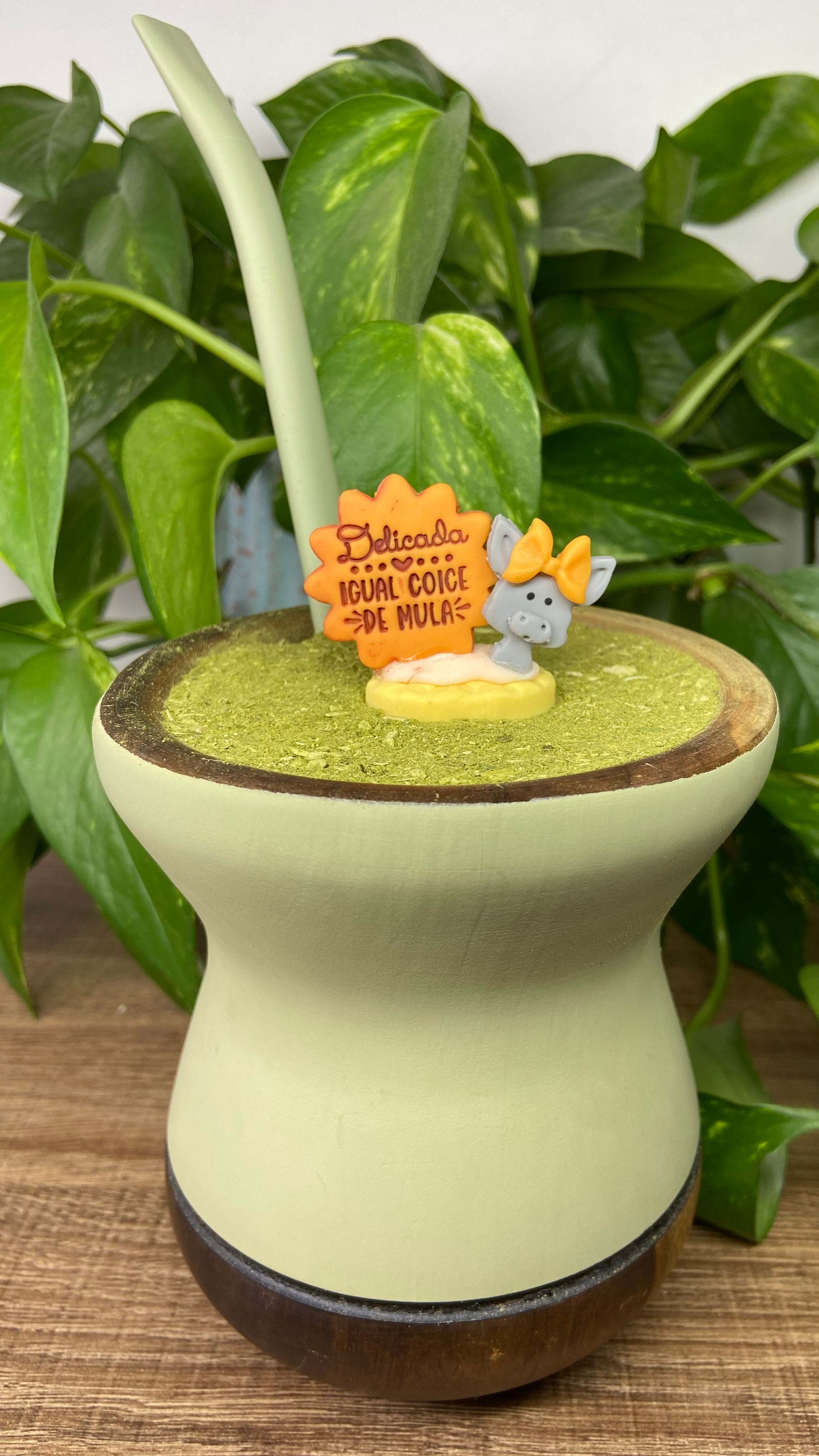 Delicada igual coice de mula| enfeite de chimarrão