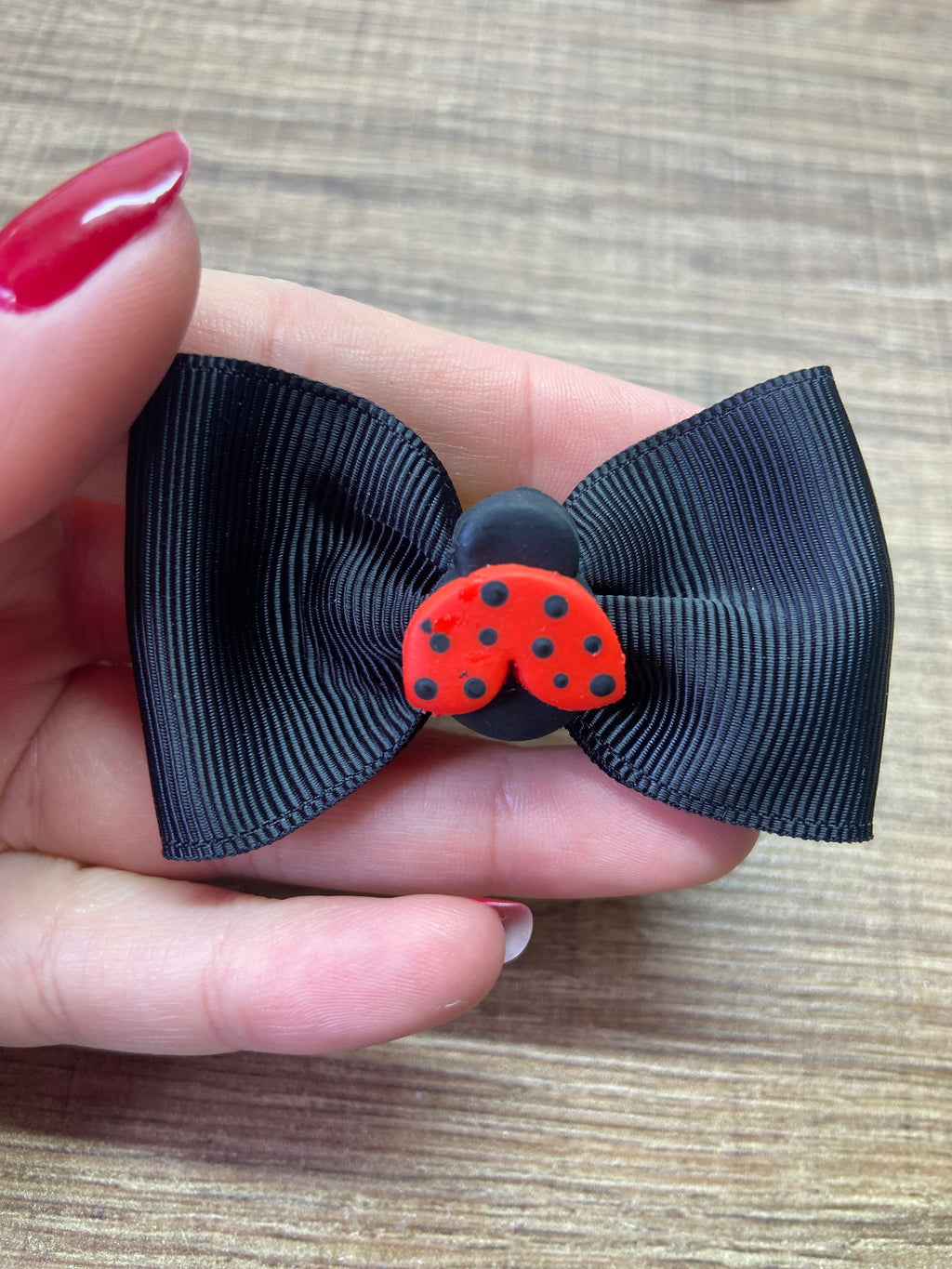 Laços de cabelo pequeno joaninha