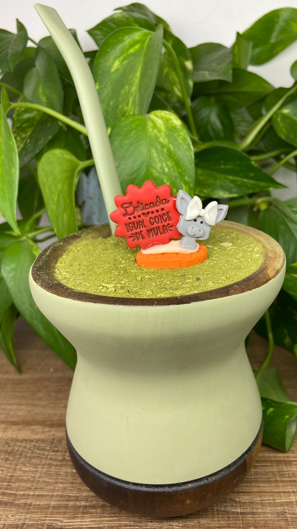 Delicada igual coice de mula| enfeite de chimarrão